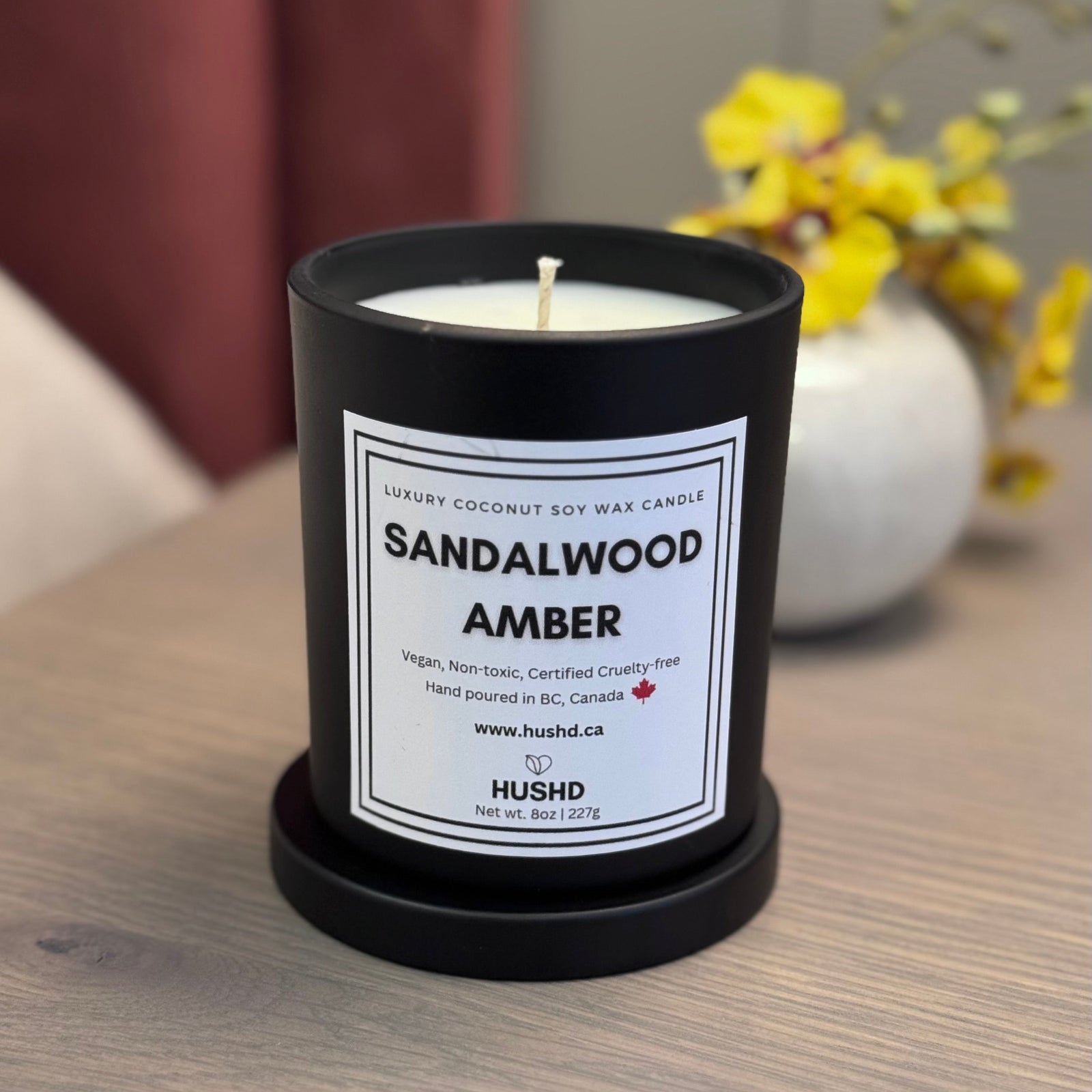 Discover the mix of citrus and floral notes with this hand-poured coconut soy candle, made in Canada. 