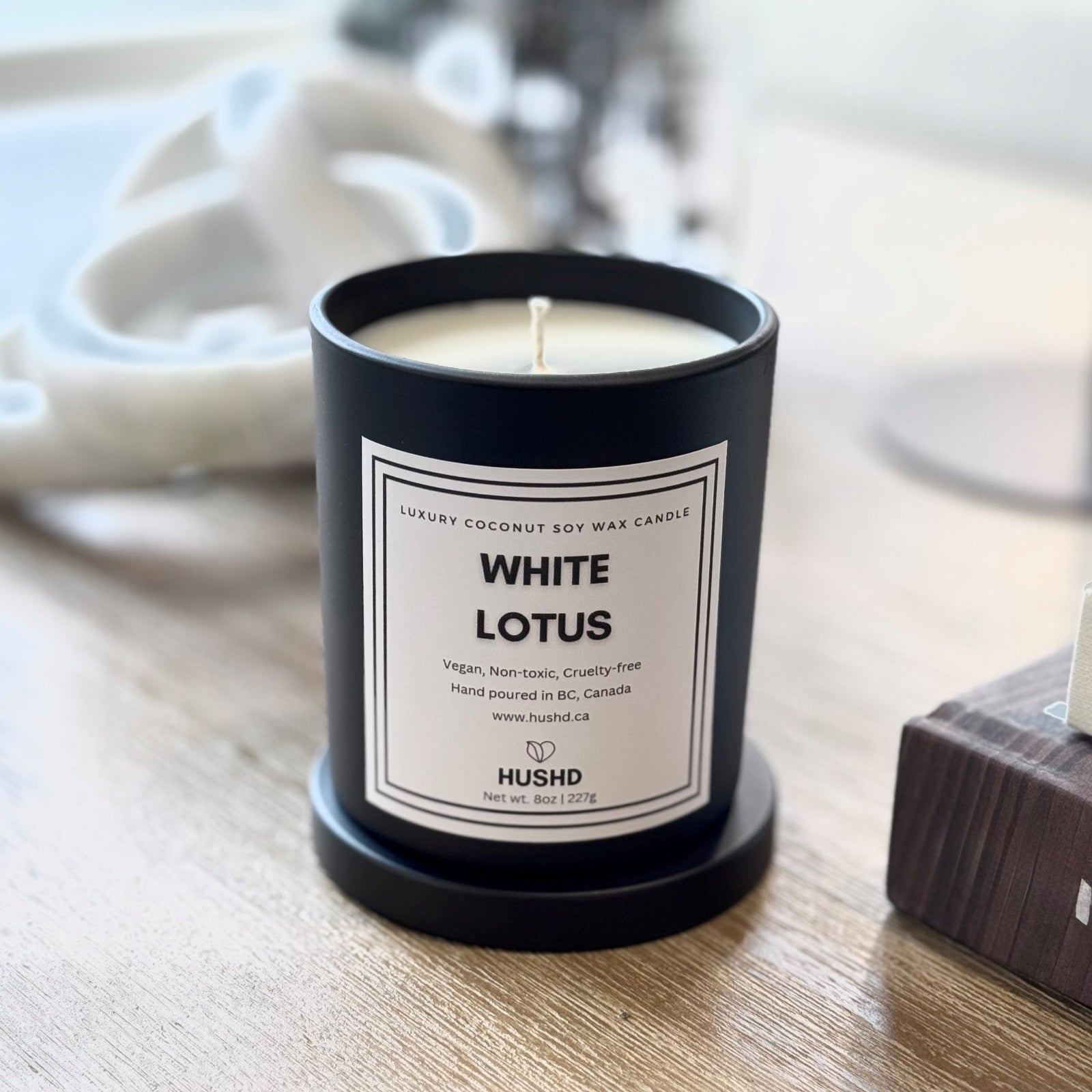 Bring clarity and comfort to your day with this luxury floral scent candle, hand-poured in Canada. 